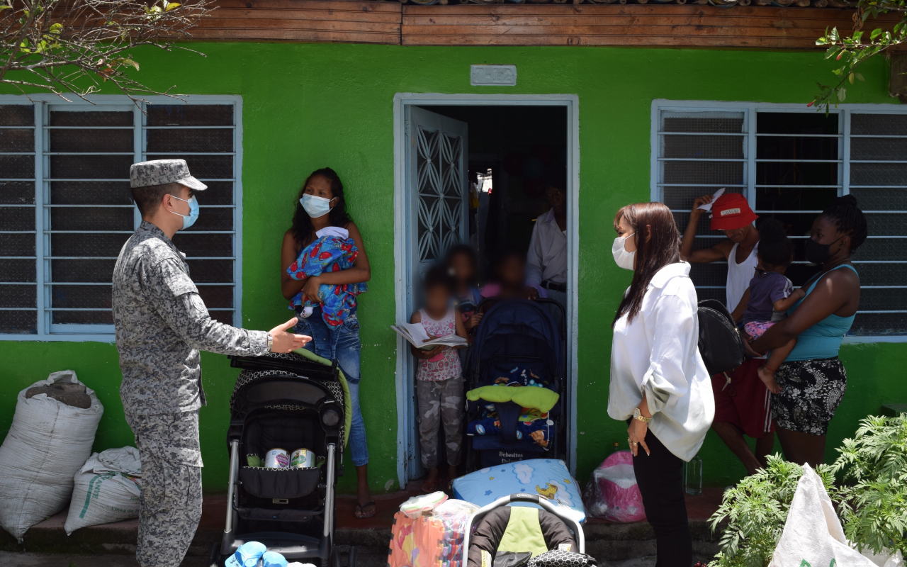  Gemelos recién nacidos reciben apoyo de su Fuerza Aérea Colombiana