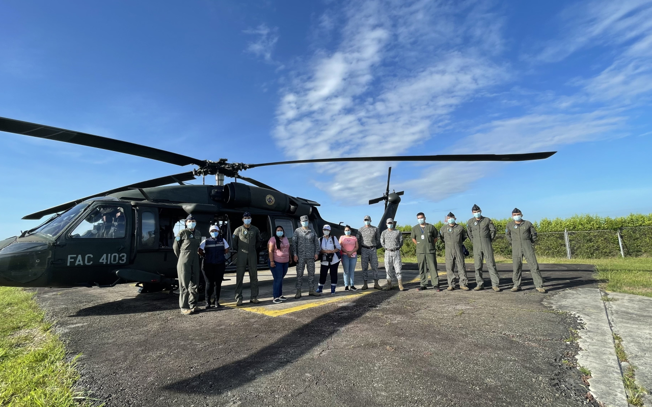 Equipo médico es transportado por su Fuerza Aérea al resguardo Indígena de Caño Mochuelo