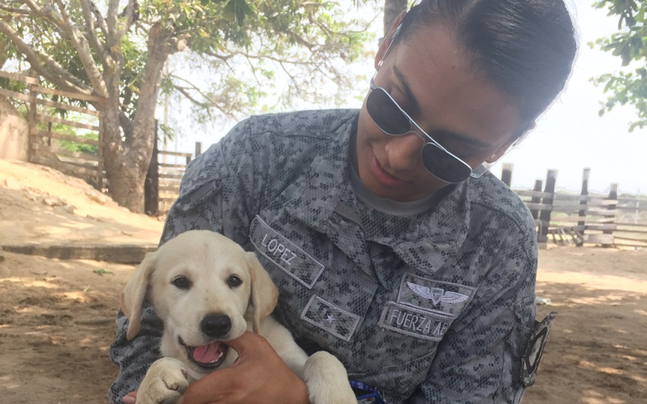 Rescatar perros, la segunda vocación de una oficial de su Fuerza Aérea Colombiana