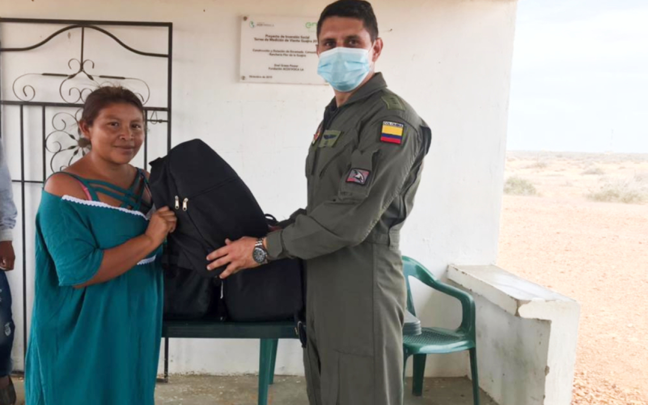 Los niños de la comunidad Siapana, recibieron kits escolares