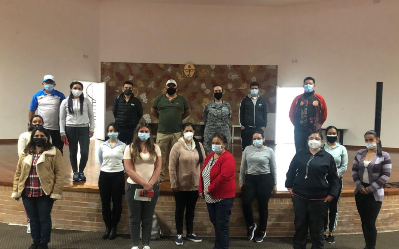 Habitantes del municipio de Madrid son capacitados por Oficiales de Reserva del CAMAN