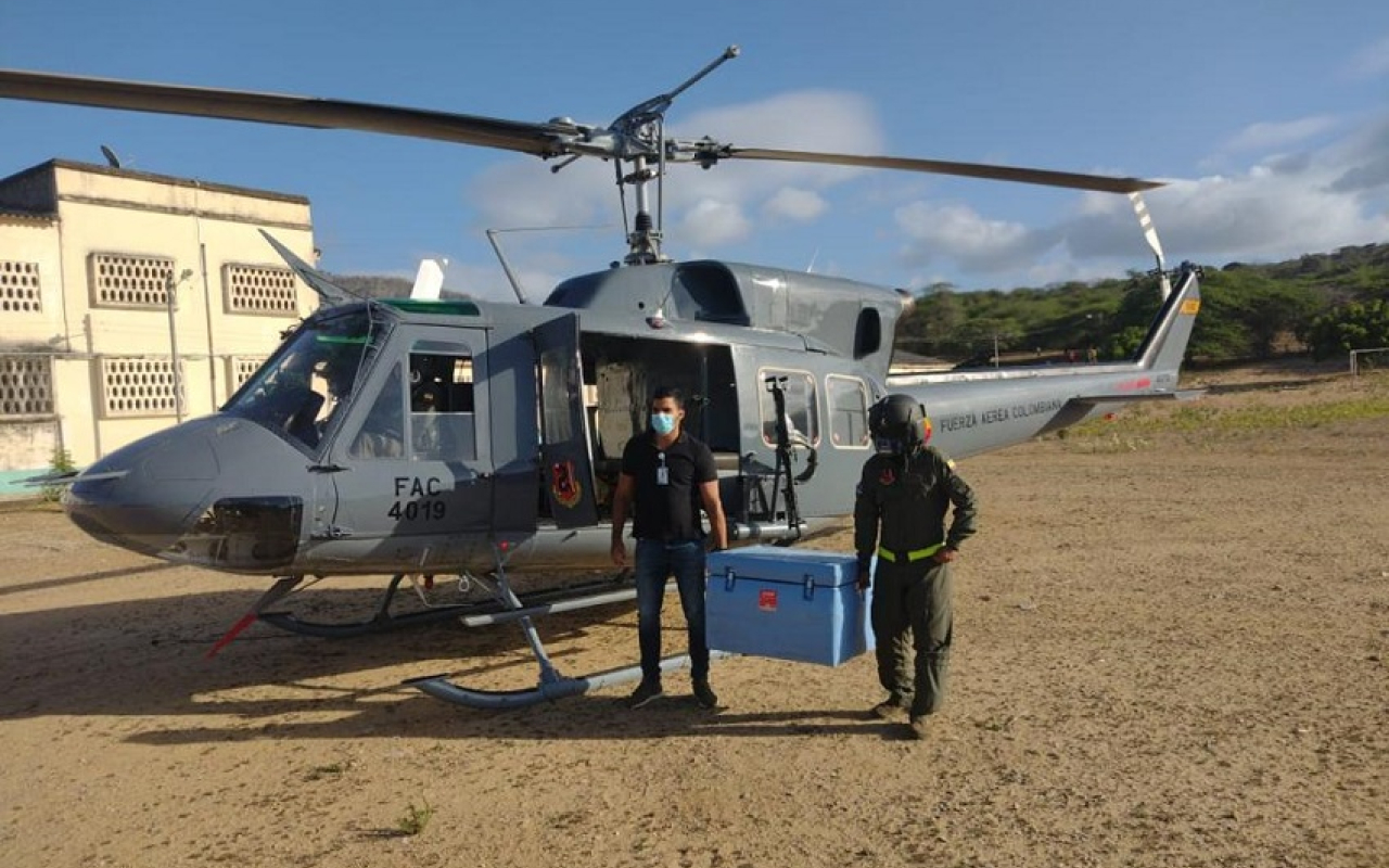 Las primeras vacunas de una sola aplicación fueron transportadas a la Alta Guajira por la Fuerza Aérea