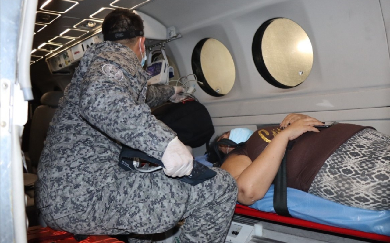 Mujer que requería atención especializada urgente fue movilizada en avión ambulancia de su Fuerza Aérea