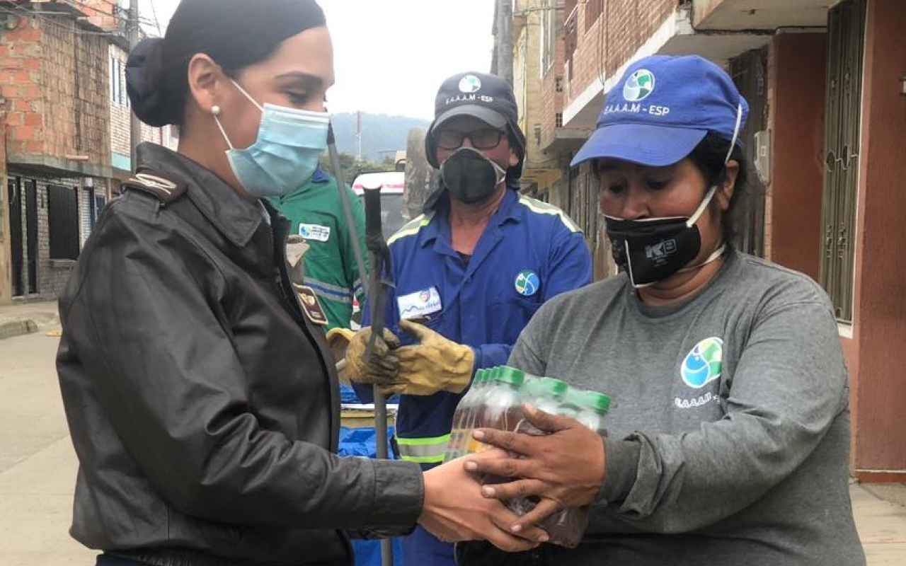 La labor de los operarios de limpieza en Madrid es exaltada por su Fuerza Aérea Colombiana