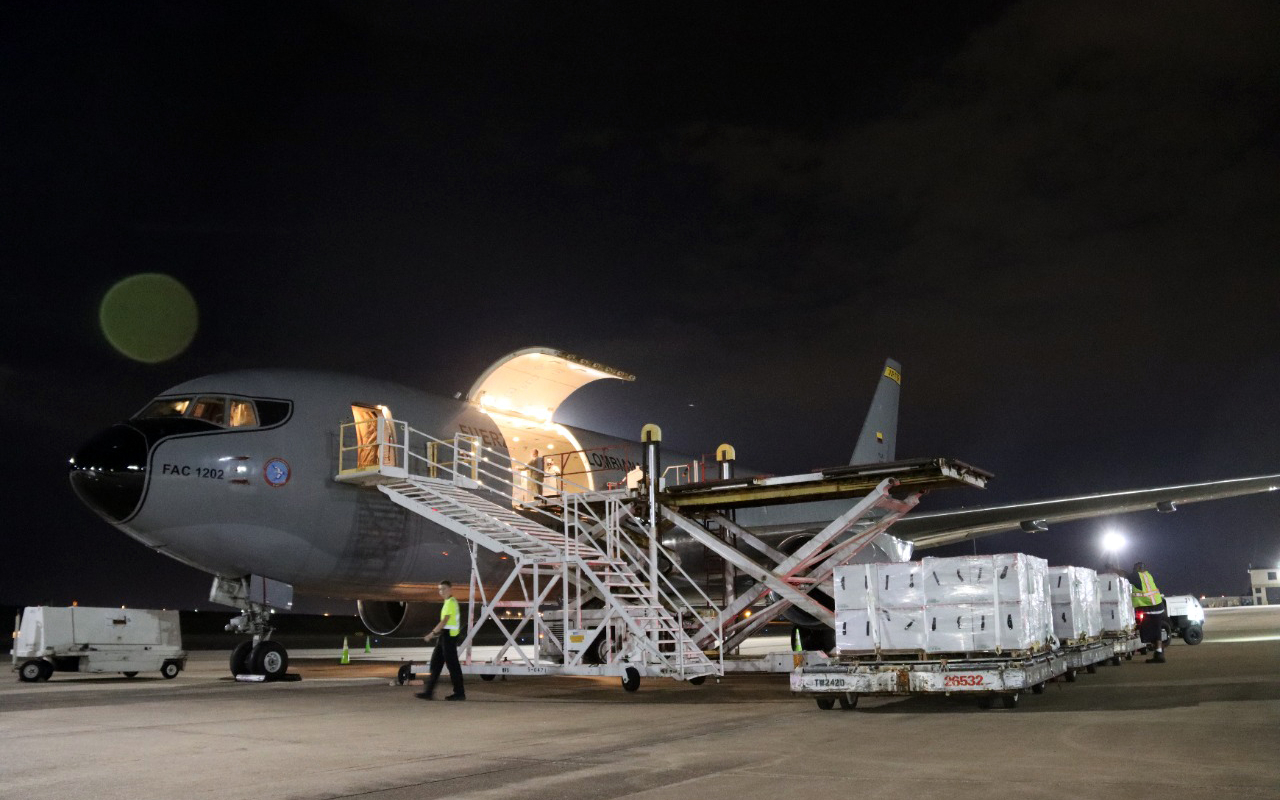 2 millones y medio de vacunas contra el COVID-19 llegaron a Colombia, en la aeronave Boeing 767 de su Fuerza Aérea Colombiana