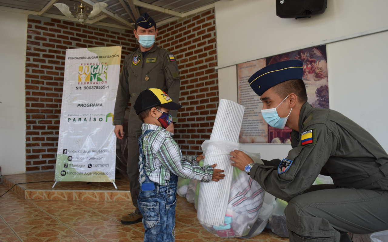 Niños y niñas de El Cerrito, Valle, reciben visita de su Fuerza Aérea Colombiana