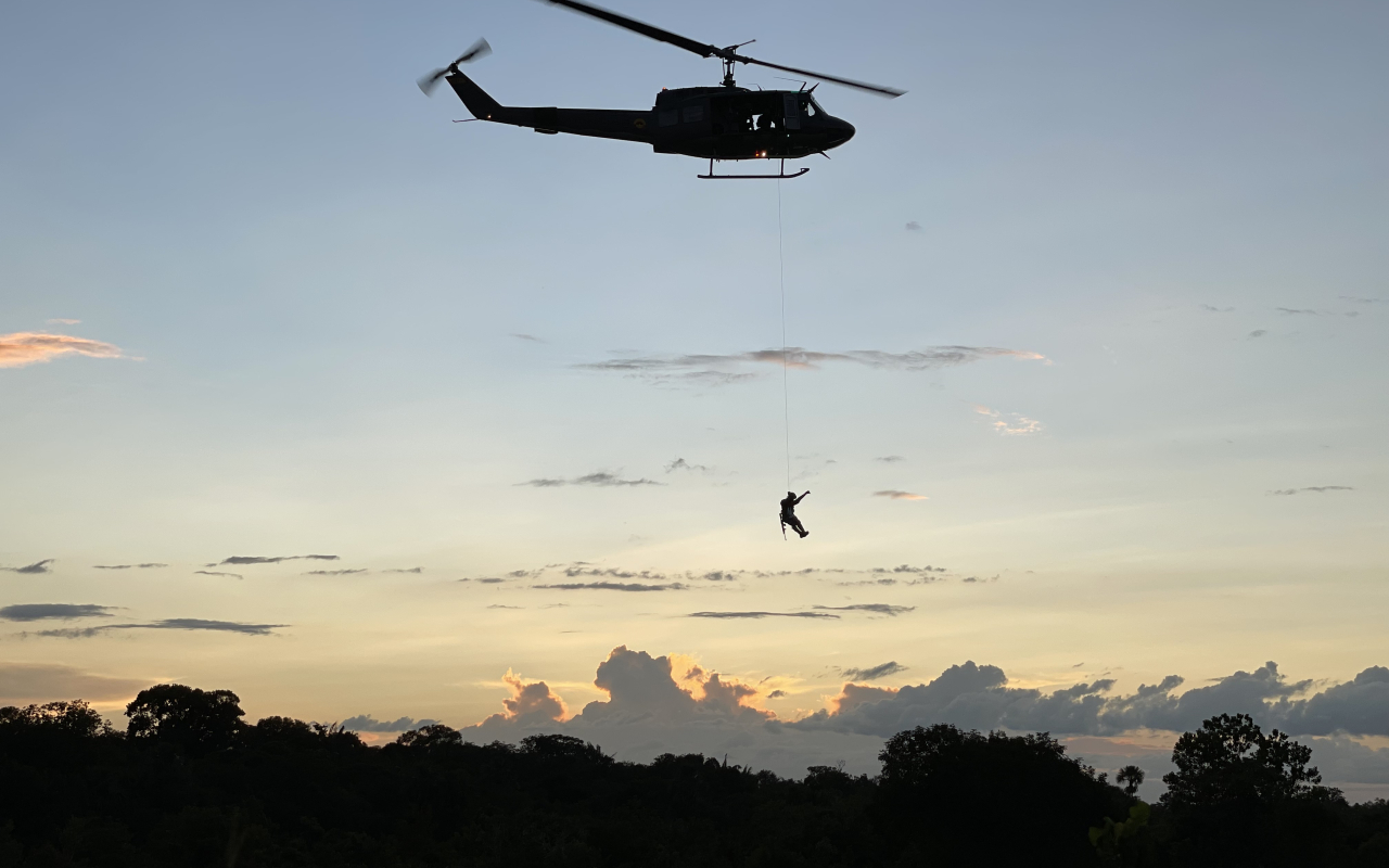  entrenamientos en bambi bucket, rapel y rescate su Fuerza Aérea Colombiana 