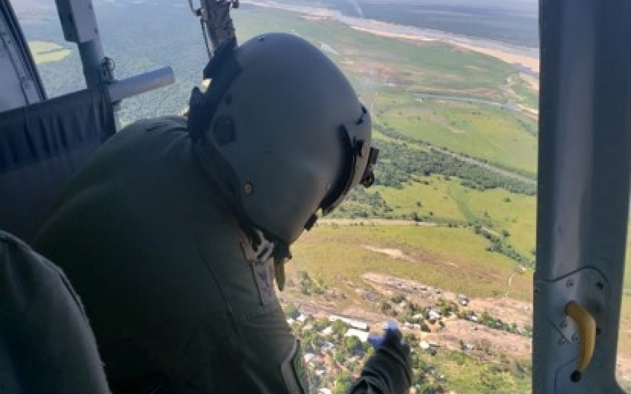 helicópteros Huey ll y tripulaciones 