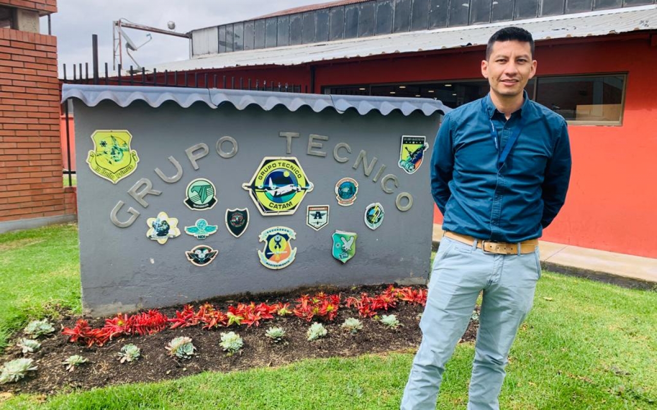 La pasión y entrega de un civil de su Fuerza Aérea, cumpliendo sus sueños