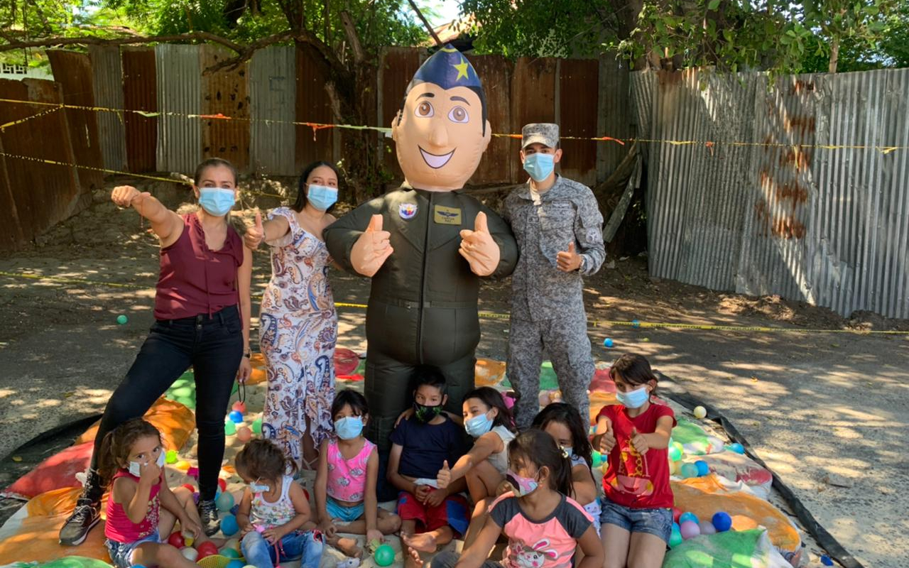 Bienestar y alegría a los niños de Girardot, gracias a su Fuerza Aérea Colombiana.   