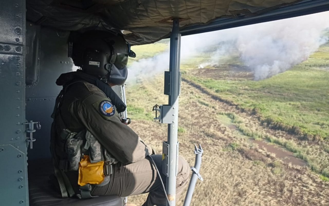 Los incendios de Isla Salamanca ya son atendidos por la Fuerza Aérea
