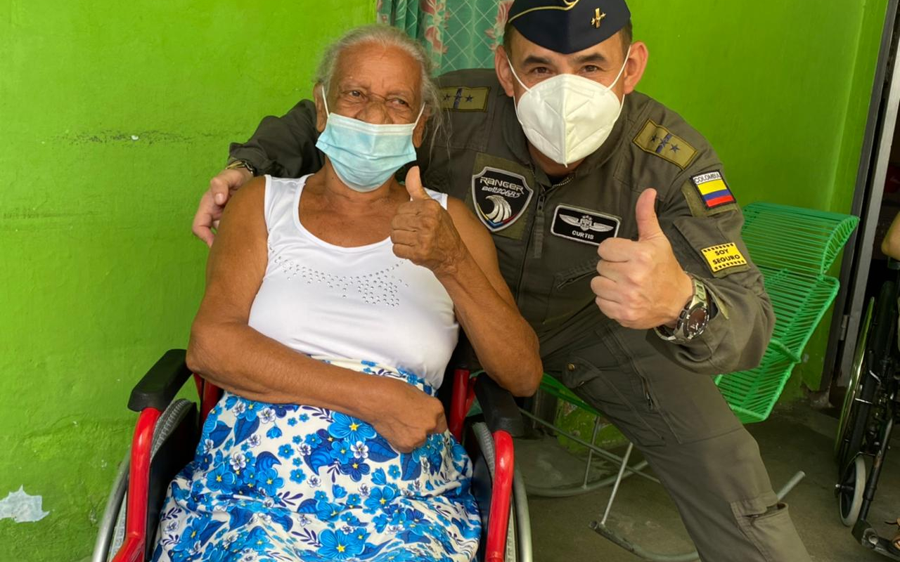 Adulta mayor de Flandes, Cundinamarca, podrá movilizarse gracias a su Fuerza Aérea Colombiana