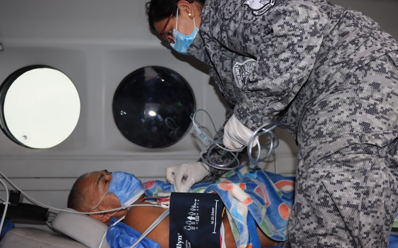 La integridad de una persona de la tercera edad fue protegida por tripulaciones de su Fuerza Aérea