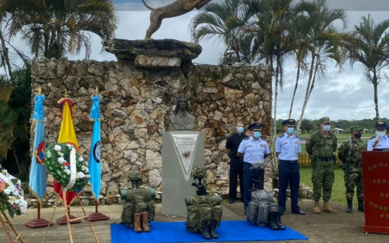 Homenaje conjunto en el Comando Aéreo de Combate No.6 a los héroes de nuestra patria y sus familias