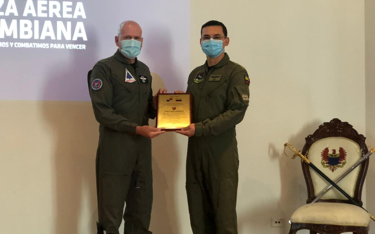 Por su trabajo abnegado durante la pandemia, tripulaciones de su Fuerza Aérea reciben reconocimiento