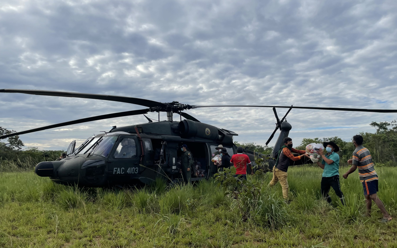 1.900 kilos de ayudas son transportados hacia resguardo Indígena de Caño Mochuelo, por su Fuerza Aérea 