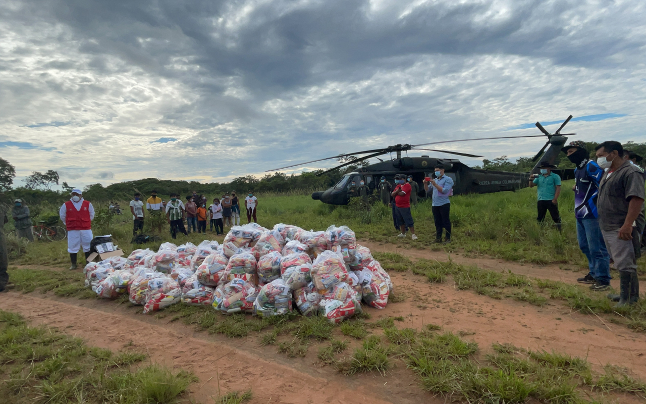 1.900 kilos de ayudas son transportados hacia resguardo Indígena de Caño Mochuelo, por su Fuerza Aérea 