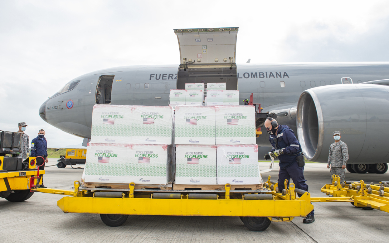 2 millones y medio de vacunas contra el COVID-19 llegaron a Colombia, en la aeronave Boeing 767 de su Fuerza Aérea Colombiana