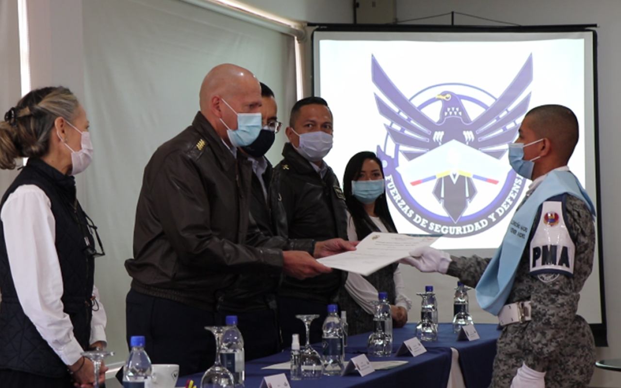 Soldados colombianos finalizan el bachillerato, durante su servicio militar en la Fuerza Aérea. 
