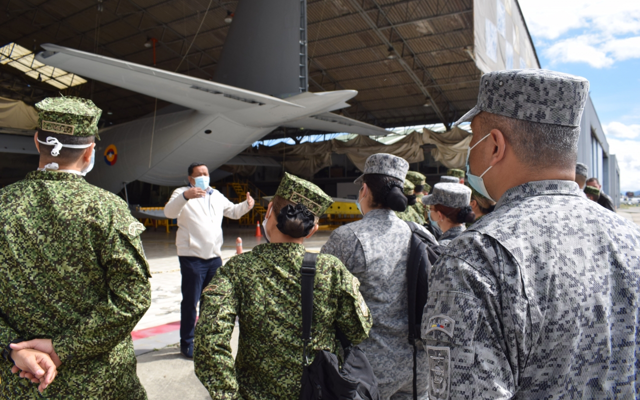 Alumnos de la Escuela Superior de Guerra conocen las capacidades aeronáuticas del CAMAN