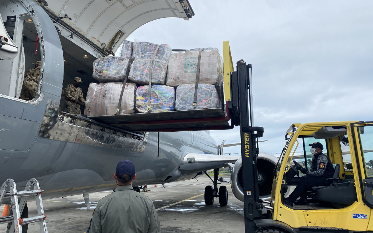 Con aeronave C-40, se realiza apoyo a refugio de animales en San Andrés.