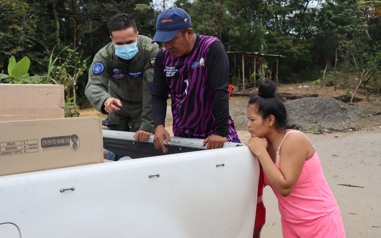 Comunidad étnica es beneficiada por su Fuerza Aérea