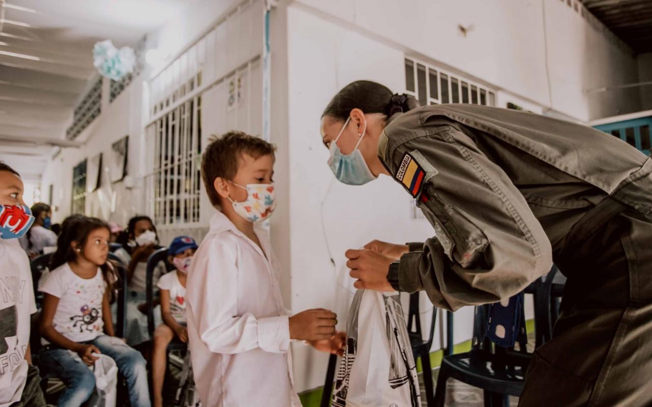 Niños de Puerto Salgar comparten actividades lúdicas con su Fuerza Aérea Colombiana 