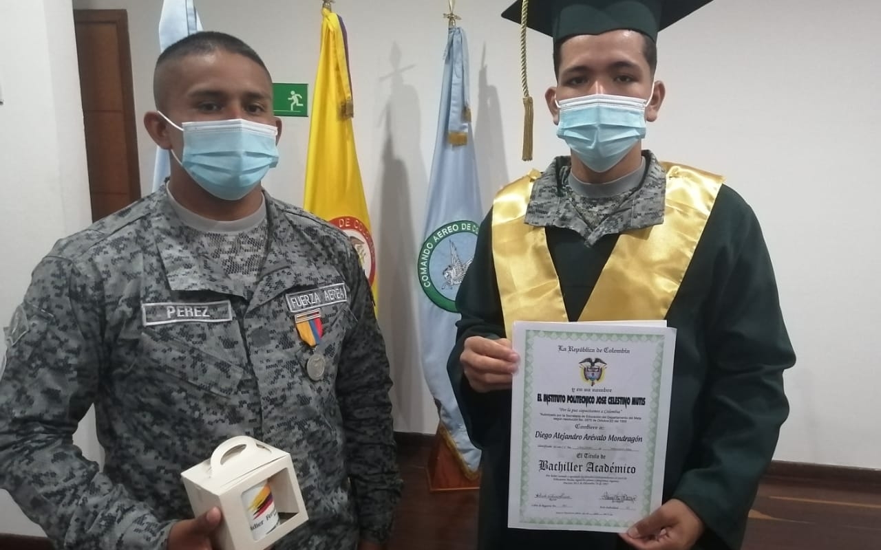 En ceremonia de licenciamiento un soldado recibió su título de Bachiller