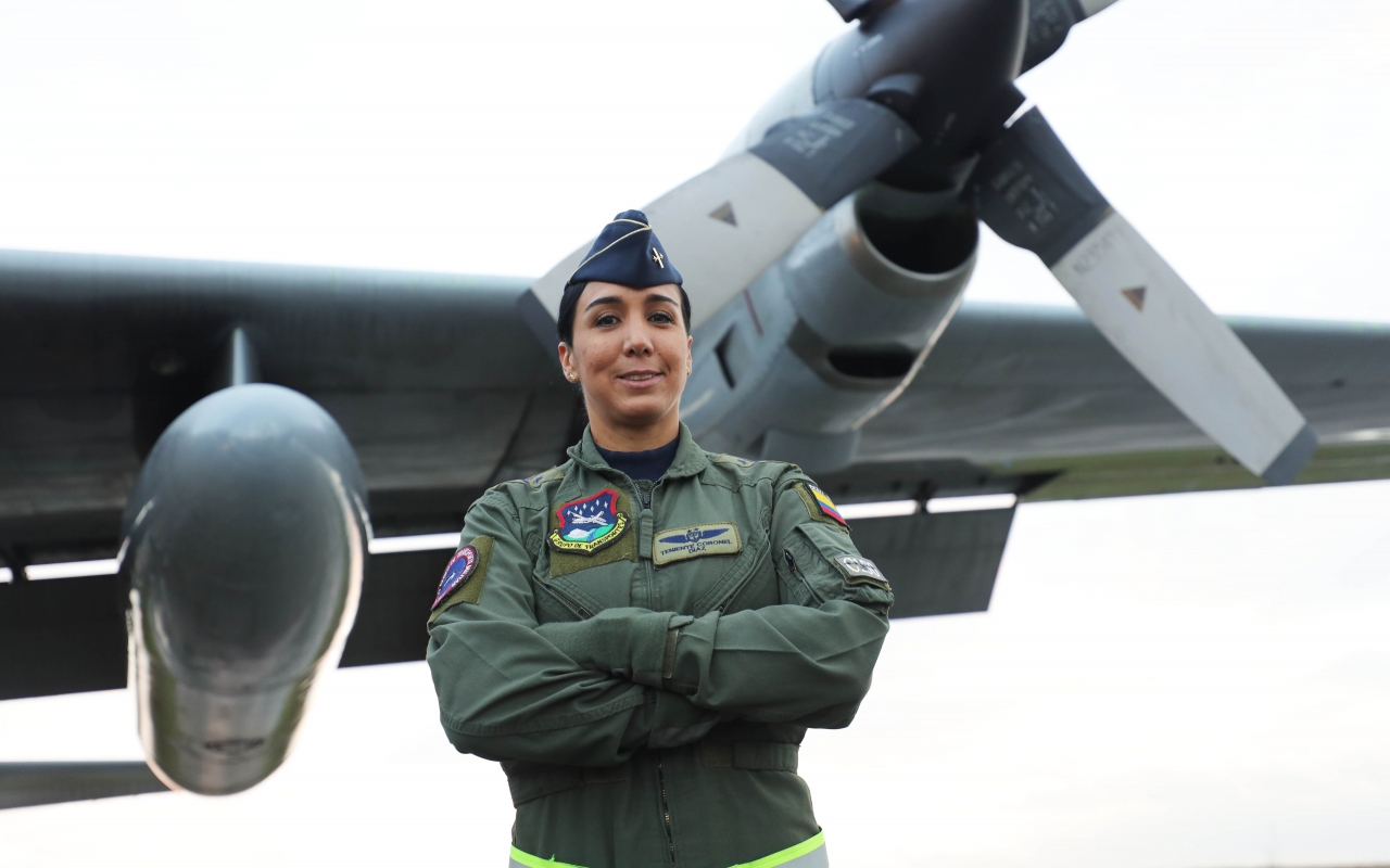 Por primera vez, una mujer vuela al mando del Hércules C-130 de su Fuerza Aérea Colombiana
