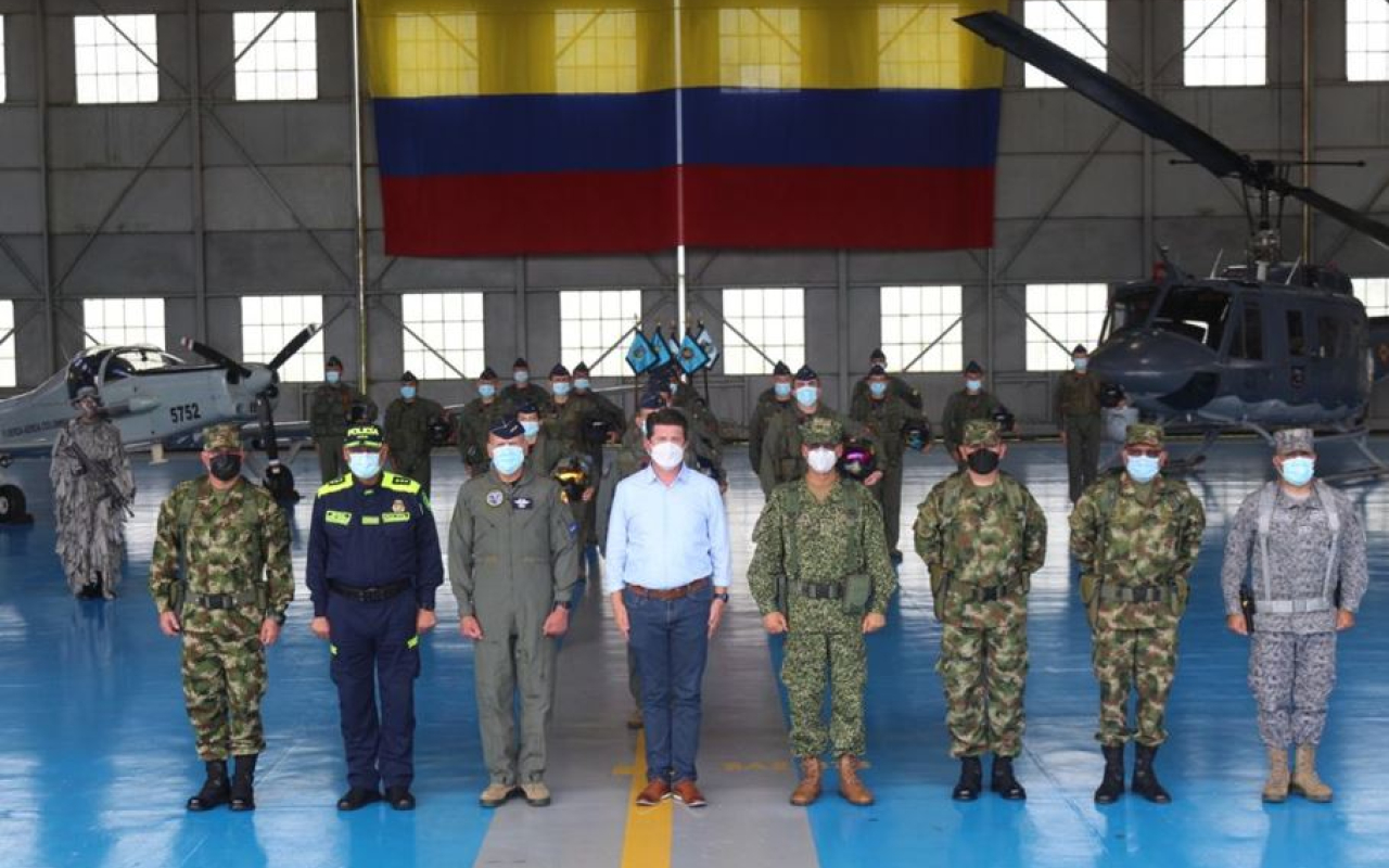 El Señor ministro de Defensa Diego Molano Aponte visitó las Instalaciones del Comando Aéreo de Combate No.6, acompañado de la cúpula militar, y su esquema de seguridad, seguido se desplazó a Florencia para llevar a cabo un consejo de seguridad.