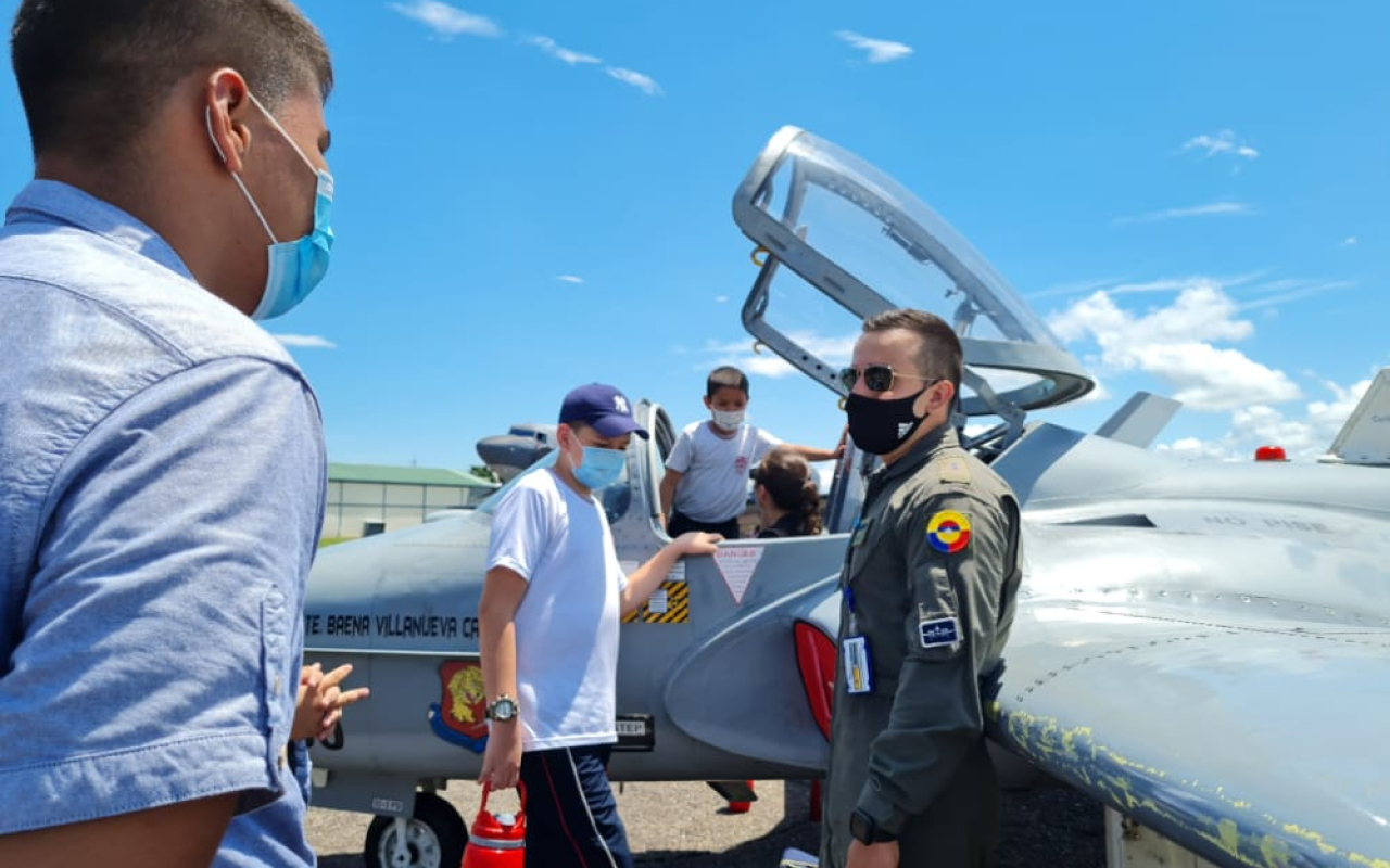 Con “Así se va a las Estrellas” niños de la Dorada conocen capacidades distintivas de la Fuerza Aérea
