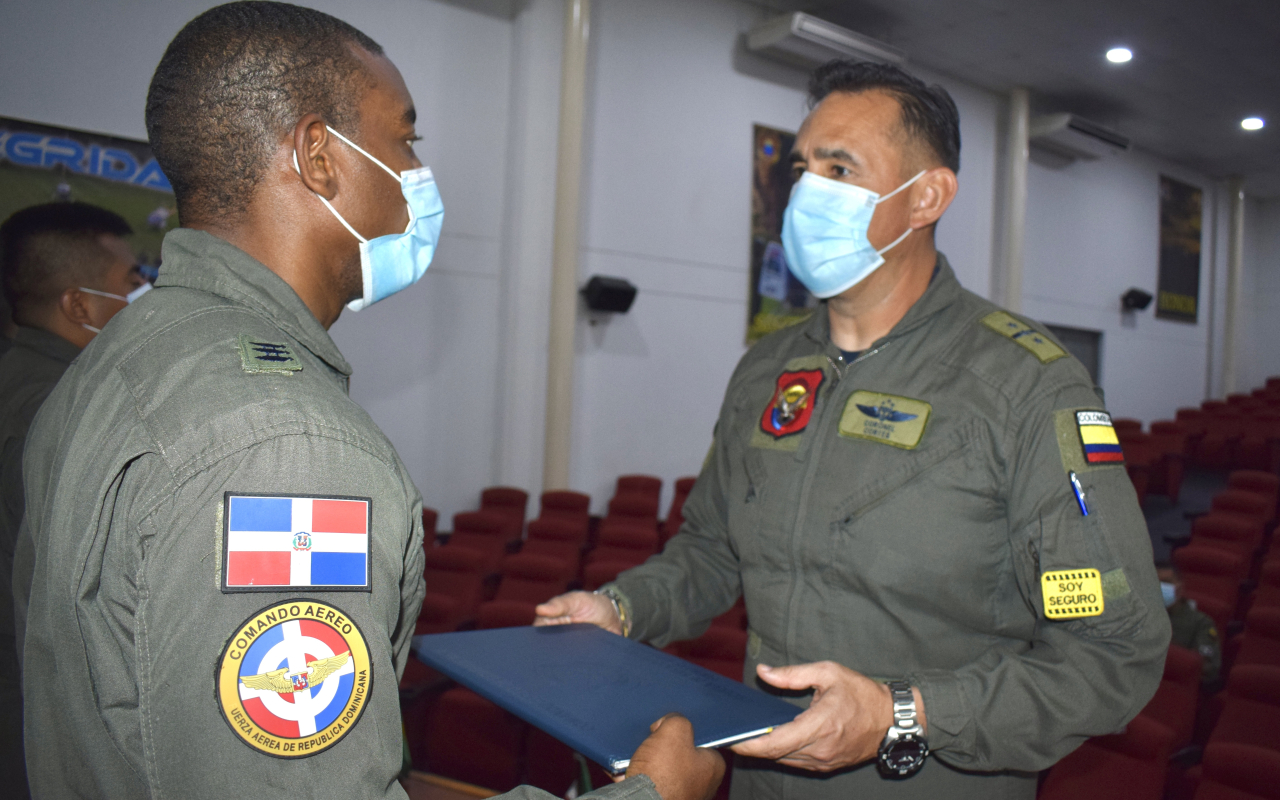 Alumnos internacionales culminaron curso en la EHFAA