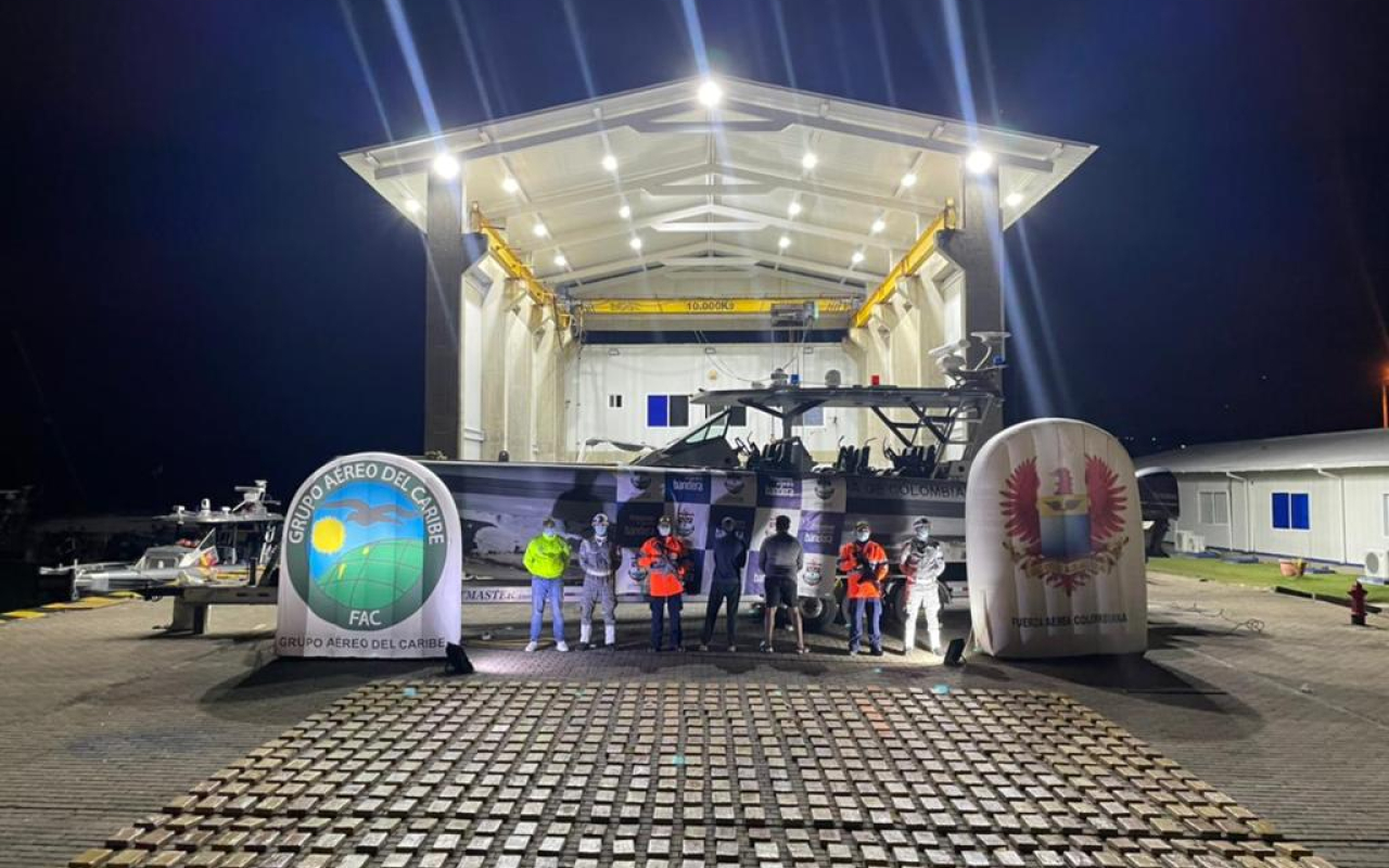La motonave sospechosa de nombre “Queen Janeth” fue detectada, por aviones de la Fuerza Aérea Colombiana, una plataforma aérea -JIATFS- del Comando Sur de los Estados Unidos y una aeronave militar panameña. Estas Unidades operaron conjunta y sinérgicamente con los medios navales de la Armada de Colombia que se encontraban desplegados en el mar Caribe siguiendo de cerca de la embarcación.