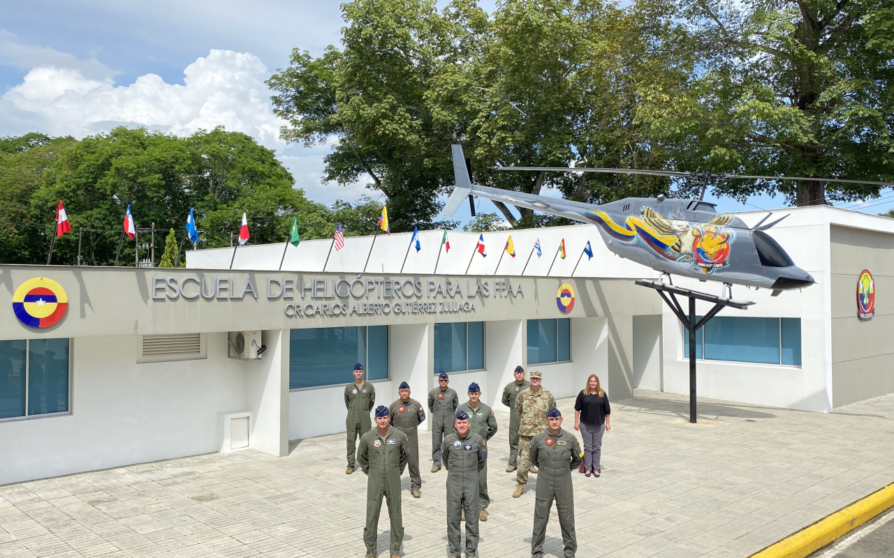 Comandante de la 12a Fuerza Aérea de los Estados Unidos visita el CACOM 4