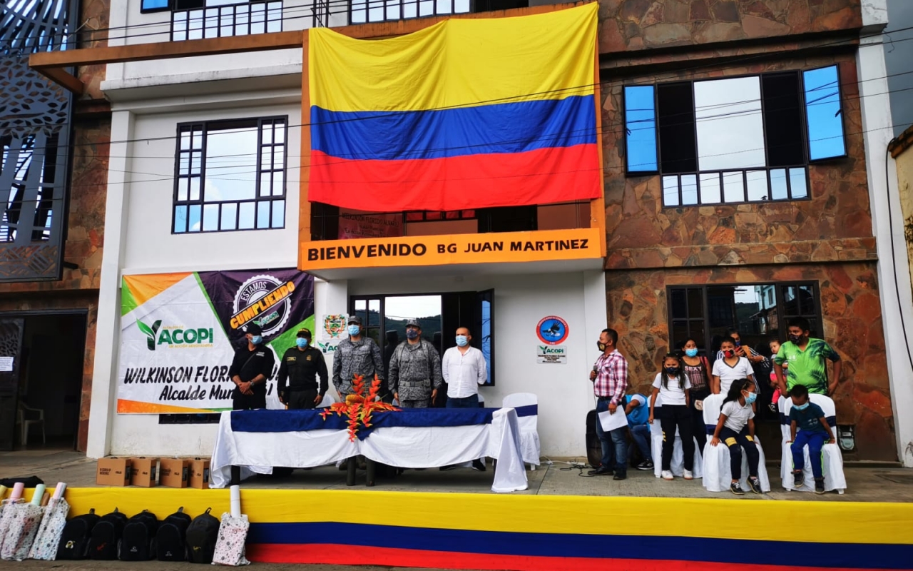 Niños en Yacopí reciben computadores y kits escolares por parte del “Plan Corazón Amigo”