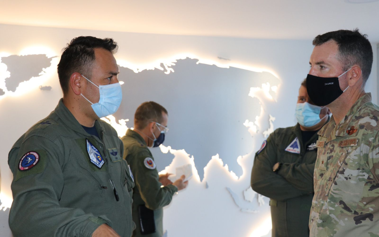  Segundo Comandante de la Doceava Fuerza Aérea de los EE UU visita el Comando Aéreo de Transporte Militar-CATAM