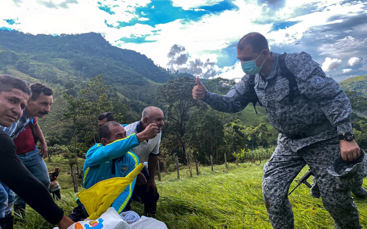 Tanques de agua son trasladados vía aérea para beneficio de la población de Yacopí