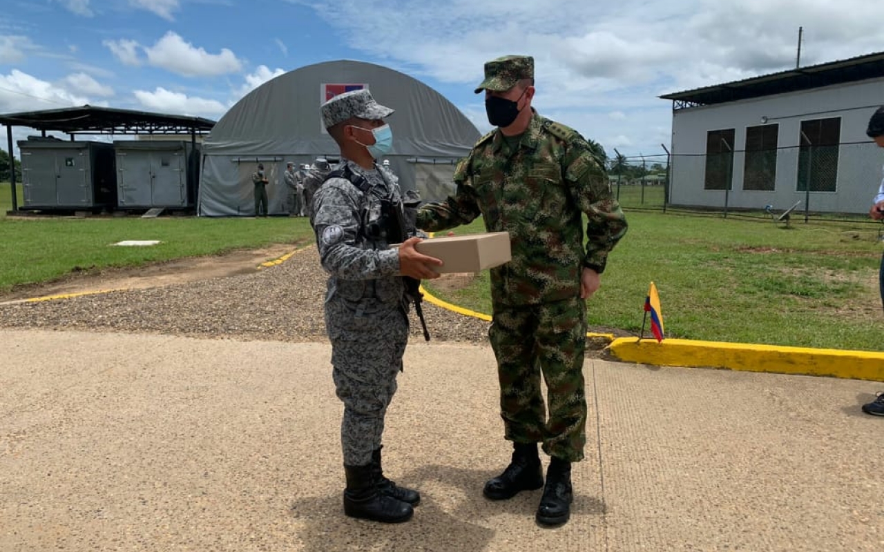 Un soldado de la Fuerza Aérea Colombiana es inspiración y ejemplo para el Señor Mayor General Inspector General del Ejercito Nacional.