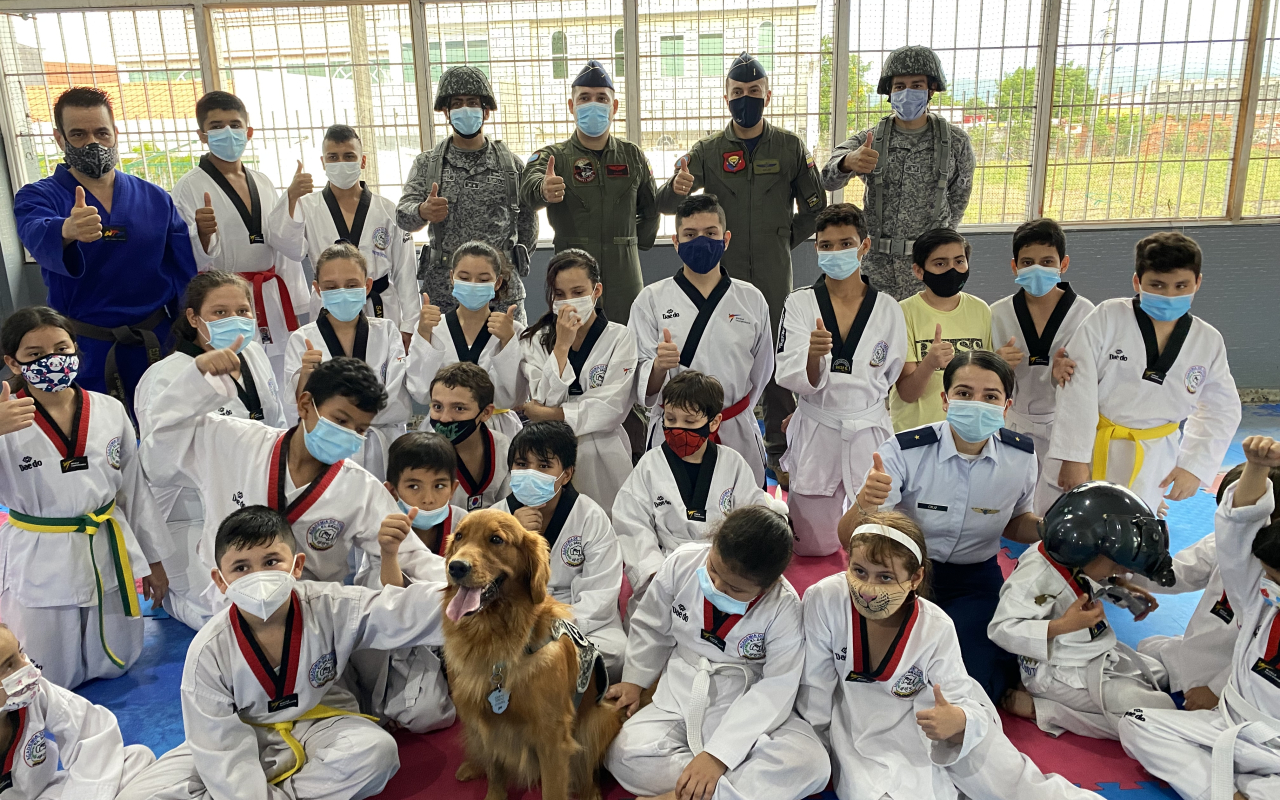 Con el fin de fortalecer la institucionalidad para la seguridad y convivencia ciudadana, el Comando Aéreo de Comando No. 4 de su Fuerza Aérea Colombiana llegó hasta el municipio de Girardot, Cundinamarca, alegrando a 36 niños que con disciplina practican Taekwondo.