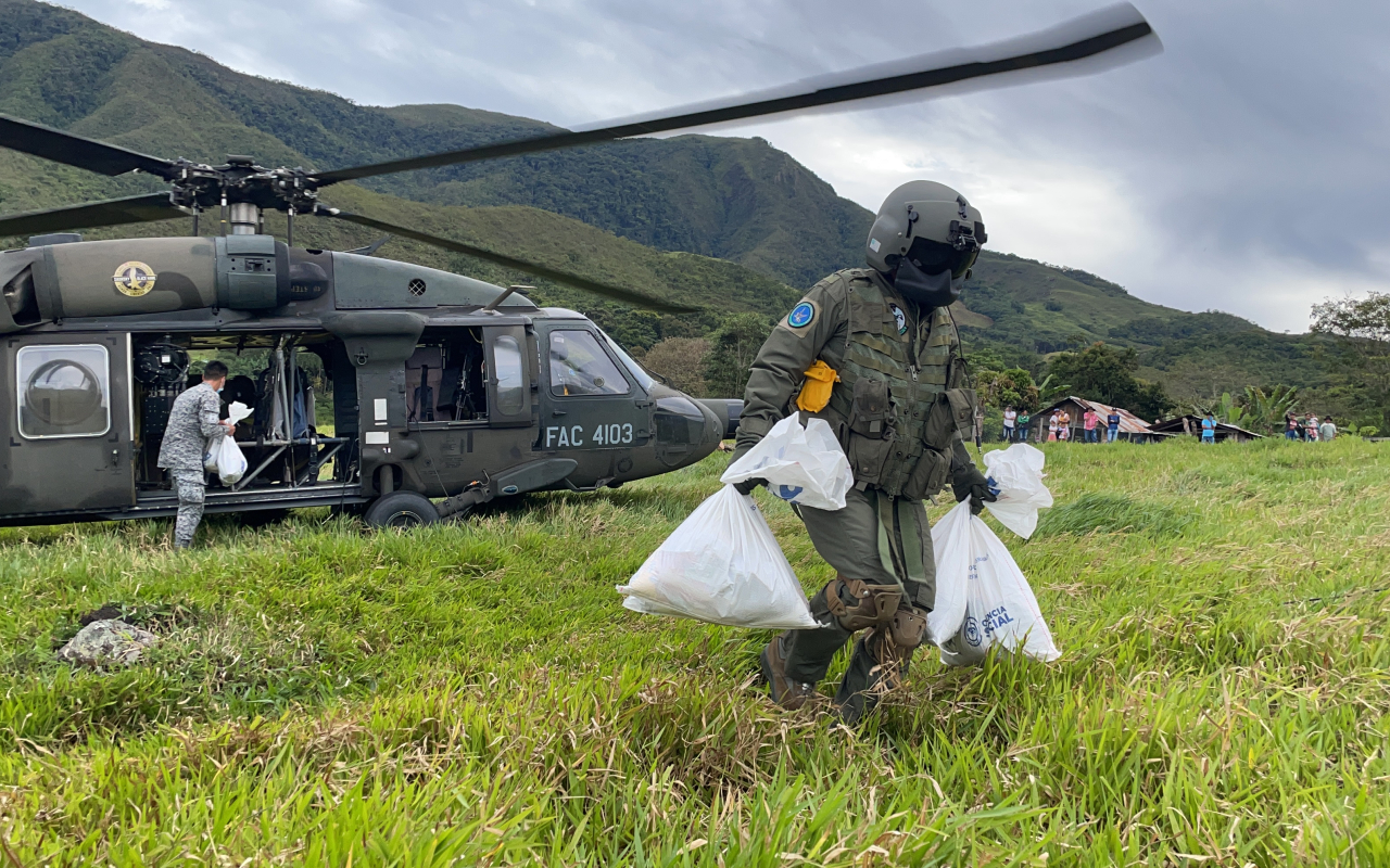 Vacunas contra Covid-19 son transportadas por su Fuerza Aérea a la vereda de Tizagá en Yopal