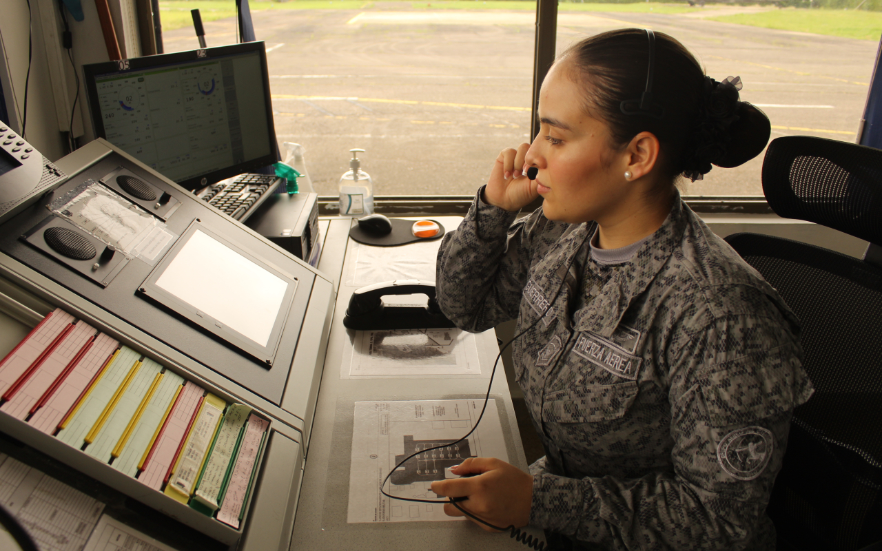 Una mujer con altura que contribuye a la seguridad del cielo en el oriente colombiano