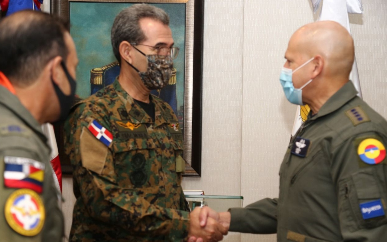 Comandante de la Fuerza Aérea Colombiana se reúne con el Ministro de Defensa de República Dominicana