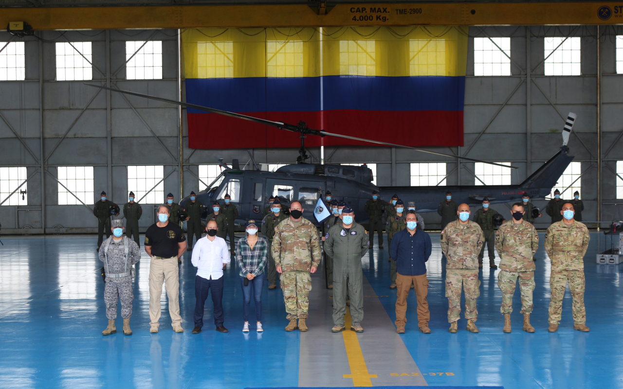 El señor viceministro de planeación y estrategia y representantes del departamento de defensa de los Estados Unidos visitan al Comando Aéreo de Combate no.6 acompañada por el Segundo Comandante de su Fuerza Aérea Colombiana