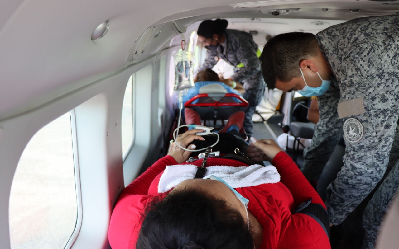 Dos personas de la tercera edad fueron movilizadas por su Fuerza Aérea