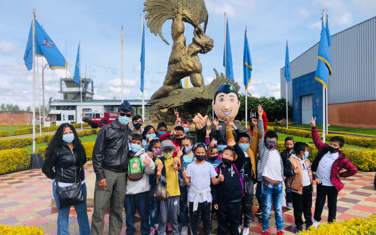 Niños de la vereda el Corzo visitan las instalaciones del Comando Aéreo de Mantenimiento