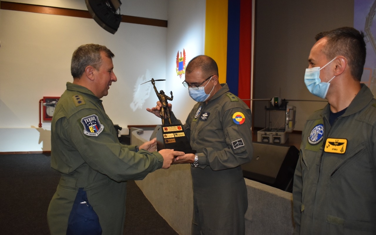 Premio al mejor Escuadrón de ART entregado al Comando Aéreo de Combate No. 1 