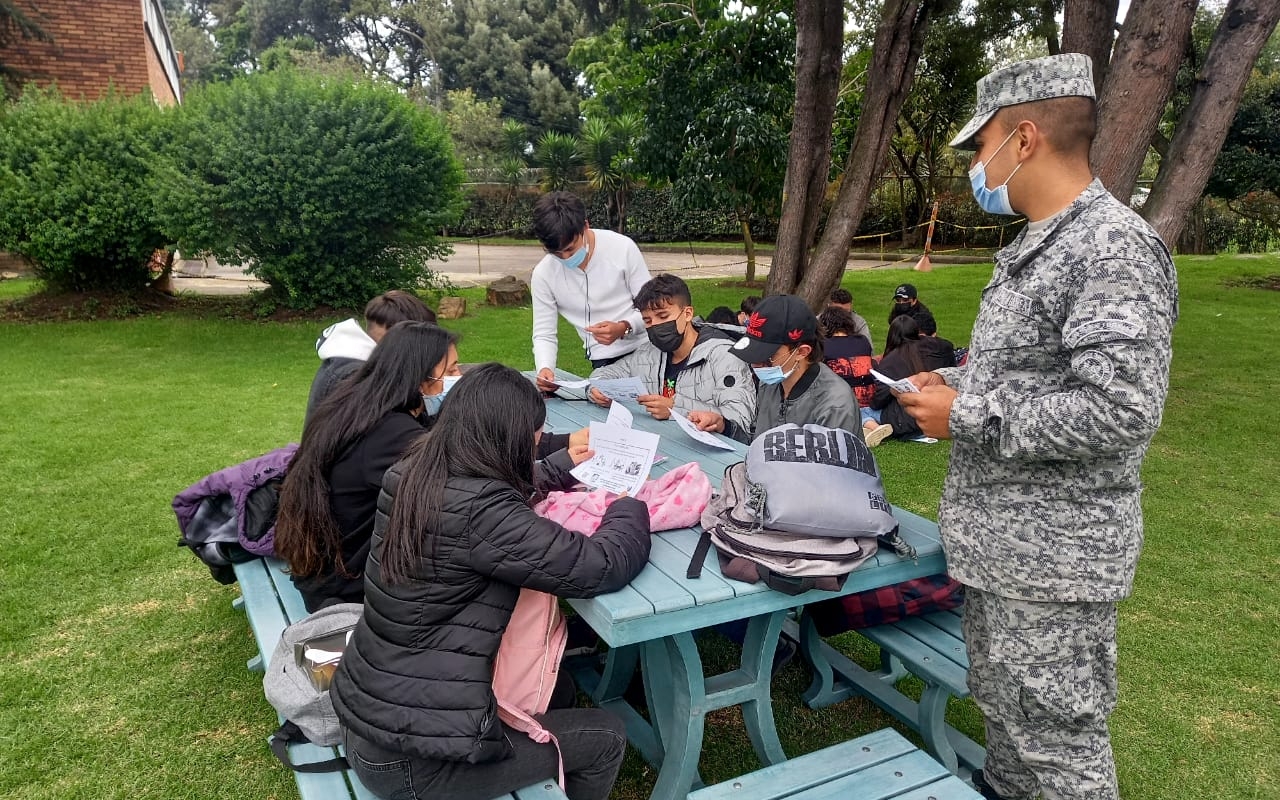 “Únete a la fuerza de la gratitud” por los Policías y Soldados de tierra, mar y aire