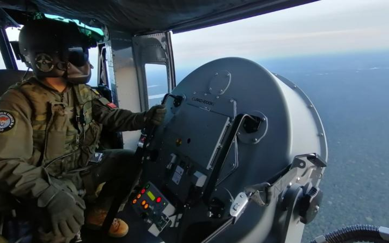 El Comando Aéreo de Combate No. 6 (CACOM-6) continúa realizando operaciones de sensibilización en el suroriente del país, en esta ocasión, la tripulación del helicóptero Huey II sobrevuela algunos municipios aledaños con el fin de realizar lanzamiento de volantes y perifoneo aéreo. 