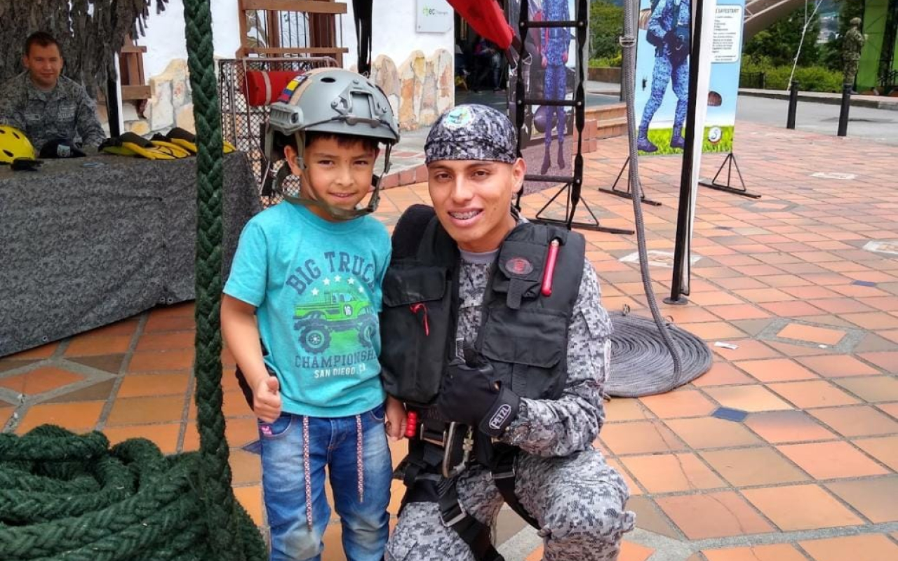 El Aerotécnico Jordán, es un joven boyacense, integrante del curso No.91 de la Escuela de Suboficiales, quien luego de culminar su servicio militar en las filas de la Fuerza Aérea Colombiana, cumplió el sueño de convertirse en Suboficial de la Institución.  