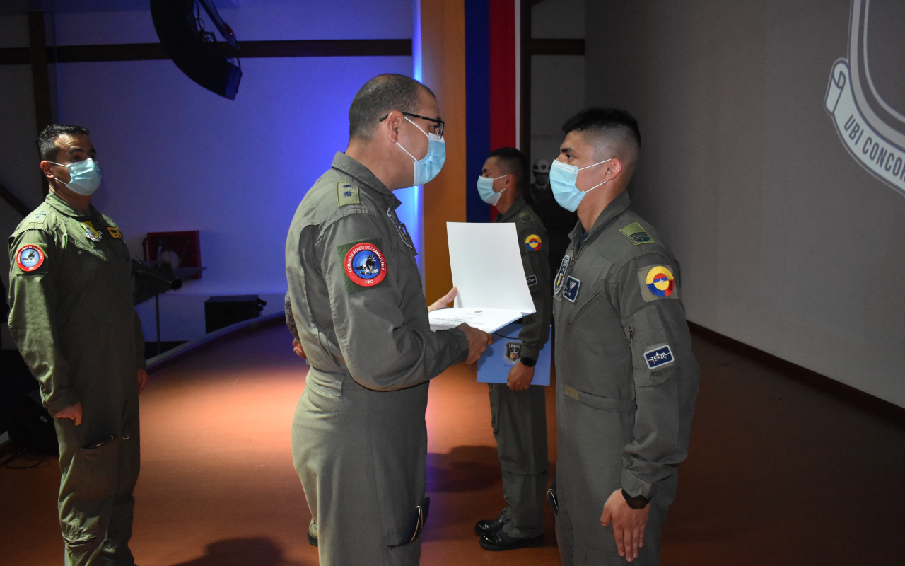 A la historia, los dos primeros pilotos graduados de Texan T-6